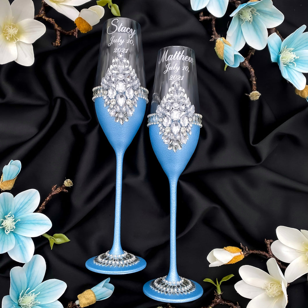 Blue wedding glasses for bride and groom